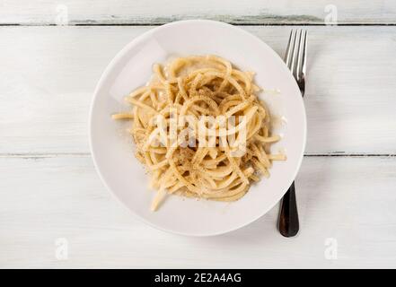 Gericht mit köstlichen Cacio & pepe Spaghetti, ein typisches Rezept für italienische Pasta mit Pecorino und schwarzem Pfeffer Stockfoto