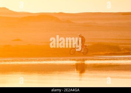 03 Price Toby (aus), KTM, Red Bull KTM Factory Team, Moto, Bike, Action während der 9. Etappe der Dakar 2021 zwischen Neom und Neom, in Saudi-Arabien am 12. Januar 2021 - Foto Florent Gooden / DPPI / LiveMedia Stockfoto