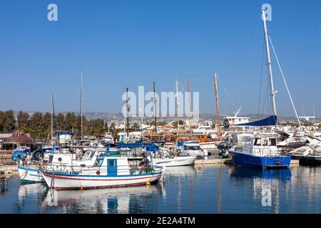 Fischerboote in Paphos Hafen Zypern, die ein beliebtes Reiseziel Attraktion Wahrzeichen der mediterranen Insel Touristenort ist, Stock pho Stockfoto