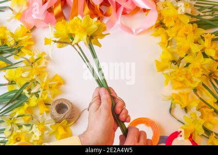 Mann macht florist Blumensträuße Narzissen Stockfoto