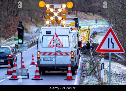 13. Januar 2021, Mecklenburg-Vorpommern, Grevesmühlen: Die Bundesstraße 105 ist auf einer Seite gesperrt, nachdem ein LKW in der Nacht in einen Graben rutschte und nun die Schulter repariert werden muss. Schnee und plötzliche Eisverhältnisse haben den Verkehr in Mecklenburg-Vorpommern behindert. Laut Polizei gab es mindestens zwölf Unfälle. Foto: Jens Büttner/dpa-Zentralbild/dpa Stockfoto