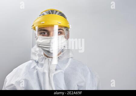 Porträt eines Arztes, der gegen das Coronavirus kämpft. Eine Krankenschwester in medizinischer Schutzkleidung, die die Kamera betrachtet Stockfoto