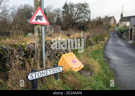 Schild Warnung von Kröten überqueren die Straße, Youlgrave, Peak District National Park, Derbyshire Stockfoto