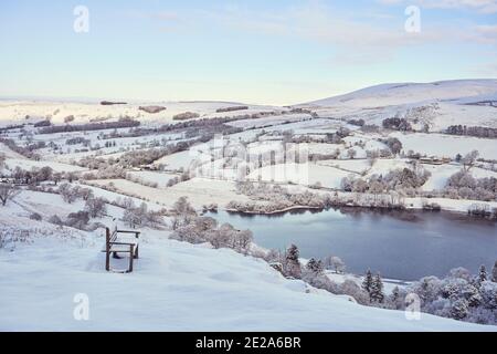 Bank mit Blick auf eine winterliche Loweswater, Lake District Stockfoto