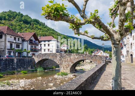 Steinbrücke in Ochagavia, Navarra, Spanien. Otsagabia in der baskischen Sprache. Stockfoto