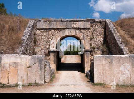 Römisches Amphitheater, archäologische Stätte von Alba Fucens, Massa d'Albe, Abruzzen, Italien Stockfoto