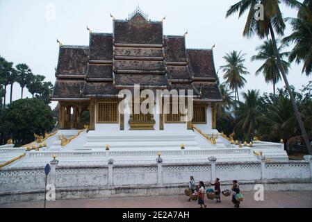 Luang Prabang Provinz, Laos - 4. Januar 2021 - Landschaft des Haw Pha Bang Tempels am Morgen. Laotische Frauen Wanderpass Haw Pha Bang Tempel. Stockfoto