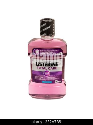 BURGAS, BULGARIEN - 11. JANUAR 2021: Listerine Total Care 6 in 1 Clean Mint Mundwasser isoliert auf weißem Hintergrund, mit Clipping-Pfad. Stockfoto