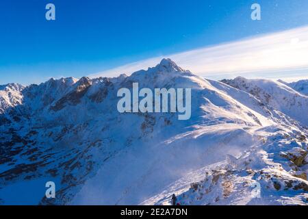 Blick von Kasprowy Wierch auf Kiefernwald mit Winterüberzug im Tal. Schneebedeckte Berggipfel der Tatra, Bukowina Tatrzanska, Polen Stockfoto