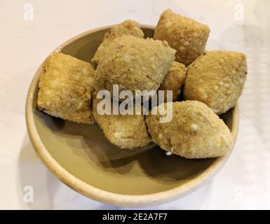 Gebratener stinkende Tofu auf der gelben Schüssel zum Essen Stockfoto