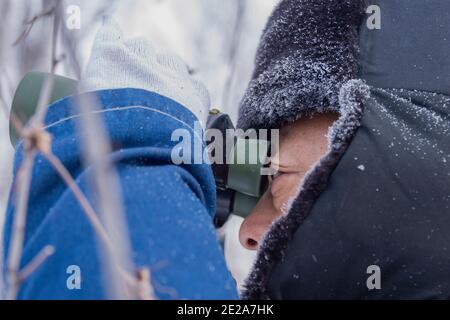 (210113) -- MOHE, 13. Januar 2021 (Xinhua) -- Lyu Jiansheng führt Stromlinienpatrouille im Wald in der Nähe des Dorfes Beiji in der Stadt Mohe, nordöstlich von Chinas Provinz Heilongjiang, 12. Januar 2021. Das Dorf Beiji in Mohe City, der nördlichsten Stadt Chinas, konnte sich nur noch vor 2007 auf kleine Dieselgeneratoren zur Stromversorgung verlassen. Nach dem Anschluss an das Staatsnetz, Beiji Village Einrichtung der nördlichsten Stromversorgung in China, die Beiji Power Supply Station. Direktor Lyu Jiansheng und Zählerleser Wang Shaoting sind die einzigen zwei Mitarbeiter der Station, die für weitere Th verantwortlich ist Stockfoto