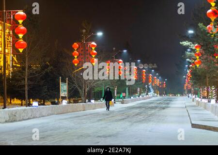 (210113) -- MOHE, 13. Januar 2021 (Xinhua) -- das Foto vom 12. Januar 2021 zeigt die Straßenlampen im Dorf Beiji der Stadt Mohe, nordöstlich der Provinz Heilongjiang in China. Das Dorf Beiji in Mohe City, der nördlichsten Stadt Chinas, konnte sich nur noch vor 2007 auf kleine Dieselgeneratoren zur Stromversorgung verlassen. Nach dem Anschluss an das Staatsnetz, Beiji Village Einrichtung der nördlichsten Stromversorgung in China, die Beiji Power Supply Station. Direktor Lyu Jiansheng und Zählerleser Wang Shaoting sind die einzigen zwei Mitarbeiter der Station, die für mehr als 20 Kilometer verantwortlich ist Stockfoto