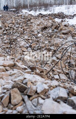 (210113) -- MOHE, 13. Januar 2021 (Xinhua) -- Lyu Jiansheng und Wang Shaoting führen Stromlinienpatrouille im Wald in der Nähe des Dorfes Beiji der Stadt Mohe, nordöstlich der Provinz Heilongjiang, 12. Januar 2021. Das Dorf Beiji in Mohe City, der nördlichsten Stadt Chinas, konnte sich nur noch vor 2007 auf kleine Dieselgeneratoren zur Stromversorgung verlassen. Nach dem Anschluss an das Staatsnetz, Beiji Village Einrichtung der nördlichsten Stromversorgung in China, die Beiji Power Supply Station. Direktor Lyu Jiansheng und Zählerleser Wang Shaoting sind die einzigen zwei Mitarbeiter der Station, die sich in befindet Stockfoto