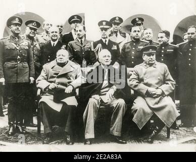 Vintage-Foto aus dem Zweiten Weltkrieg: Die Jalta-Konferenz, auch bekannt als Krim-Konferenz und mit dem Codenamen Argonaut, fand vom 4. Bis 11. Februar 1945 statt und war das zweite Treffen der Regierungschefs der Vereinigten Staaten, des Vereinigten Königreichs und der Sowjetunion, um die Neuorganisation Deutschlands und Europas nach dem Krieg zu diskutieren. Die drei Staaten wurden durch Präsident Franklin D. Roosevelt, Premierminister Winston Churchill und Ministerpräsident Joseph Stalin vertreten. Die Konferenz fand in der Nähe von Jalta auf der Krim, der Sowjetunion, im Liwadia-, Jussupow- und Woronzow-Palast statt. Stockfoto