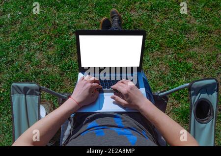 Freiberufler bei einem Lockdown im Freien. Home Office im Garten Stockfoto