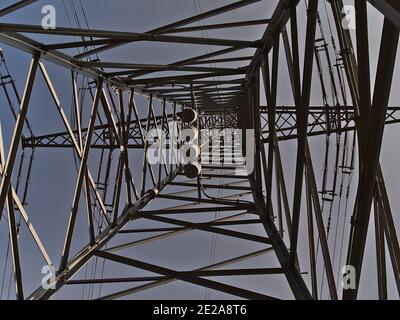 Flachwinkelansicht des Gitterstahlmastes (auch Sendeturm) zur Unterstützung von Freileitungen in Ostfildern bei Stuttgart. Stockfoto