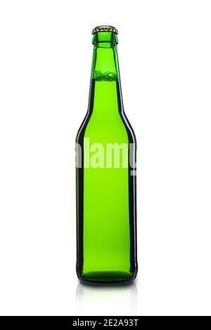 500ml grüne Flasche mit kaltem Bier isoliert auf weißem Hintergrund Stockfoto