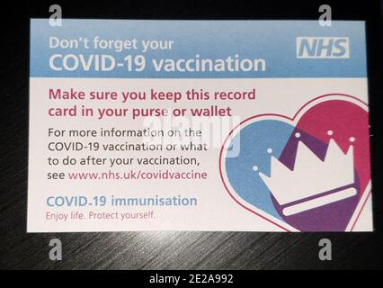 NHS Covid-19 Impfkarte mit der ersten Dosis von gegeben Der Impfstoff von Astra Zeneca in Großbritannien Stockfoto