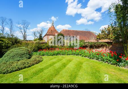 Blick auf die Osthäuser der Great Barn in Great Dixter, ein Landhaus von Edwin Lutyens und den Garten von Christopher Lloyd in Northiam, East Sussex Stockfoto