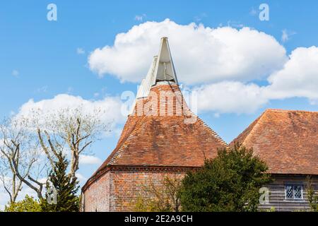 Blick auf die Osthäuser der Great Barn in Great Dixter, ein Landhaus von Edwin Lutyens und den Garten von Christopher Lloyd in Northiam, East Sussex Stockfoto