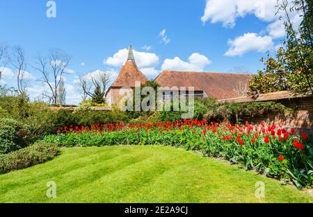 Blick auf die Osthäuser der Great Barn in Great Dixter, ein Landhaus von Edwin Lutyens und den Garten von Christopher Lloyd in Northiam, East Sussex Stockfoto