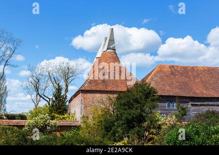 Blick auf die Osthäuser der Great Barn in Great Dixter, ein Landhaus von Edwin Lutyens und den Garten von Christopher Lloyd in Northiam, East Sussex Stockfoto