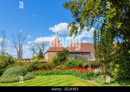 Blick auf die Osthäuser der Great Barn in Great Dixter, ein Landhaus von Edwin Lutyens und den Garten von Christopher Lloyd in Northiam, East Sussex Stockfoto