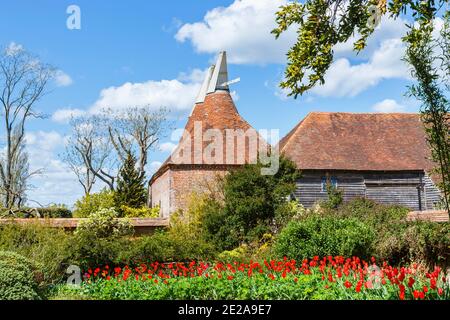 Blick auf die Osthäuser der Great Barn in Great Dixter, ein Landhaus von Edwin Lutyens und den Garten von Christopher Lloyd in Northiam, East Sussex Stockfoto