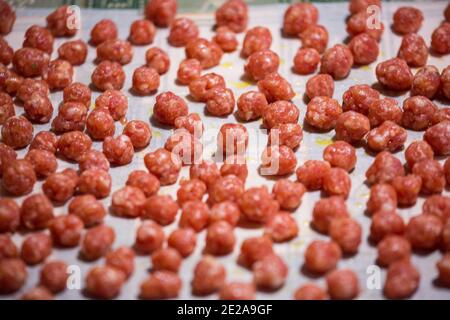 Nahaufnahme von vielen kleinen rohen Fleischbällchen, die fertig zum Kochen sind. Fleischbällchen, Ball. Stockfoto