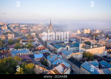 Luftaufnahme auf Elisabethkirche in Lviv, Ukraine von Drohne Stockfoto