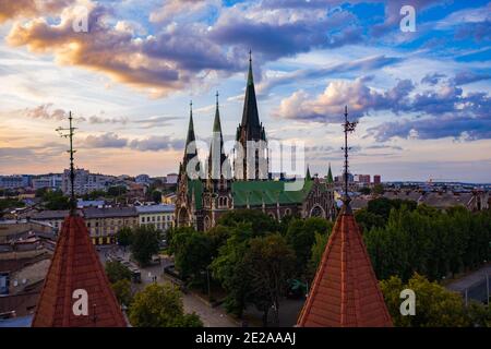 Luftaufnahme auf Elisabethkirche in Lviv, Ukraine von Drohne. Stockfoto