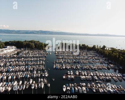 Luftbild von Segelbooten Schiffe Yachten in Marina Hafen Hafen Dock Pier in Kressbronn Gohren Langenargen Bodensee Bodensee Deutschland Europa Stockfoto