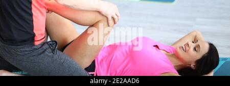 Lachende Dame mit Beinen nach oben Stockfoto