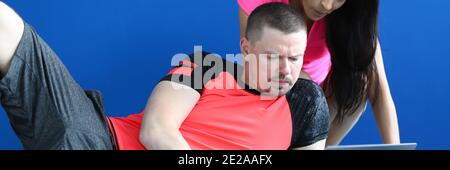 Seriöse weibliche und starke Mann Stockfoto