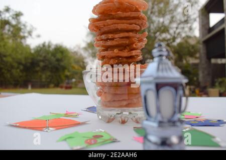 Traditionelles süßes Gericht Jalebi während des indischen Drachenfestes von Uttarayan oder makar sankranti in gujarat gebraten. Dekoriert mit bunten Drachen Stockfoto