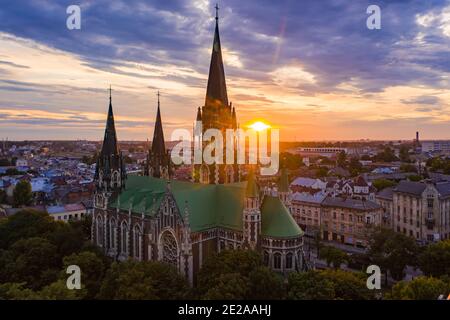 Luftaufnahme auf Elisabethkirche in Lviv, Ukraine von Drohne. Stockfoto