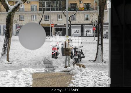 Madrid, Spanien. 10. Januar 2021. Blick auf einen Mann in der San Bernardo Straße nach dem Sturmschnee. Kredit: Enrique Davó. Stockfoto