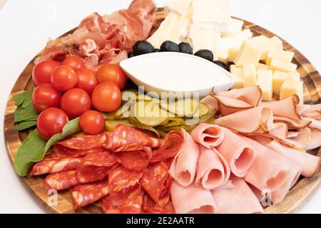 Verschiedene kalte Biersnacks auf Holzteller mit weißem Hintergrund. Stockfoto