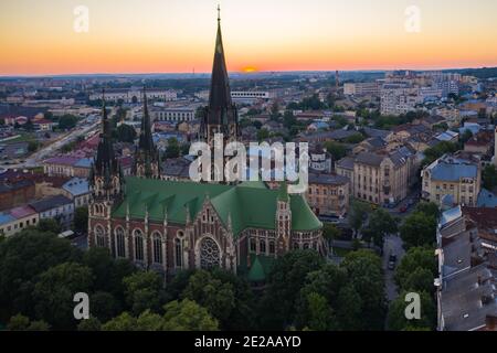 Luftaufnahme auf Elisabethkirche in Lviv, Ukraine von Drohne. Stockfoto
