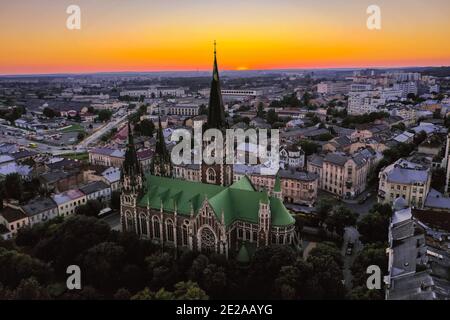 Luftaufnahme auf Elisabethkirche in Lviv, Ukraine von Drohne. Stockfoto