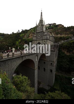 Panoramablick auf die gotische römisch-katholische Kirche Nationalschrein Basilika Von unserer Dame von Las Lajas Brücke Ipiales Narino Kolumbien Südamerika Stockfoto