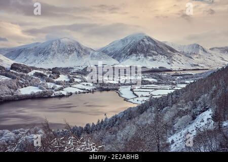 Blick über Loweswater, mit Crummock Water und Grasmoor dahinter, Lake District Stockfoto