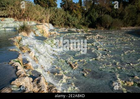 Cascata del Gorello auch bekannt als Cascate del Mulino, Thermalwasserfall, terme di Saturnia, Grosseto, Toskana, Italien Stockfoto