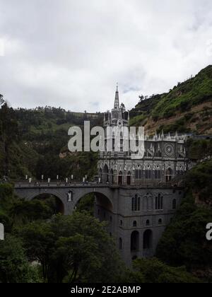 Panoramablick auf die gotische römisch-katholische Kirche Nationalschrein Basilika Von unserer Dame von Las Lajas Brücke Ipiales Narino Kolumbien Südamerika Stockfoto
