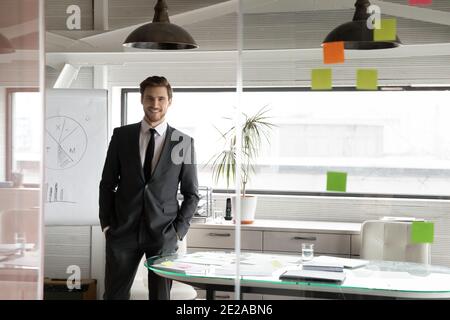 Porträt des erfolgreichen jungen kaukasischen Geschäftsmann im Büro Stockfoto
