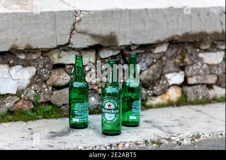 terni, italien Januar 13 2021:Bierflaschen an einer Wand Stockfoto