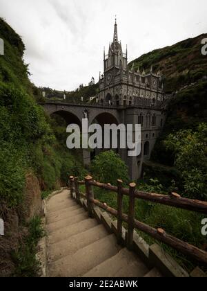 Panoramablick auf die gotische römisch-katholische Kirche Nationalschrein Basilika Von unserer Dame von Las Lajas Brücke Ipiales Narino Kolumbien Südamerika Stockfoto