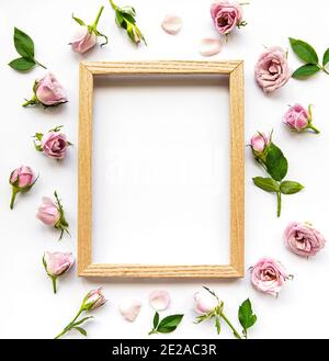 Rahmen von Rosen auf weißem Hintergrund. Flach zu legen. Stockfoto