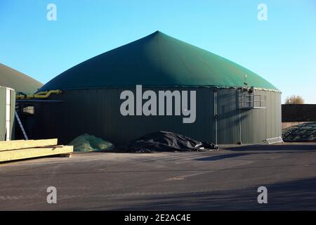 Biogasproduktion im ländlichen Deutschland / Biogasanlage, Erzeugung von Biogas durch Vergärung von Biomasse, Deutschland Stockfoto