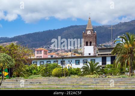 Blick auf historische Gebäude in Funchal auf der Insel Madeira, Portugal. Stockfoto